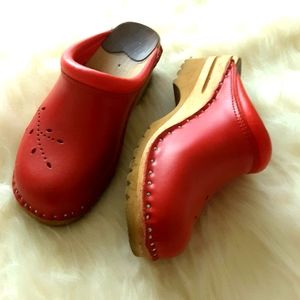 TROENTORPS RED LEATHER CLOGS